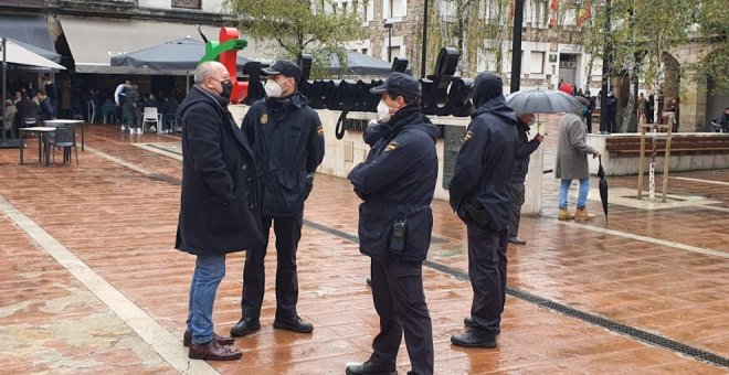 Sancionan a un local hostelero de Torrelavega con ocho clientes dentro durante el toque de queda