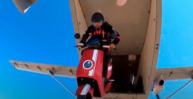 Un scooter eléctrico de Niu salta desde un avión para protagonizar una campaña publicitaria