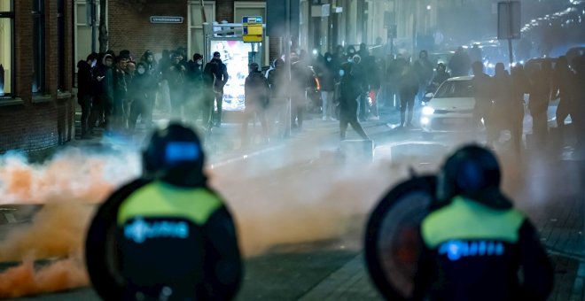 La Policía de Países Bajos detiene a 300 personas en las protestas contra el toque de queda