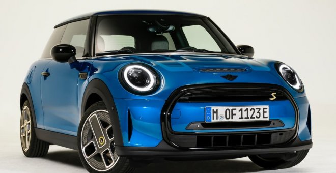 El MINI Cooper SE se actualiza: imagen más fresca y nueva pantalla interior para el MINI eléctrico