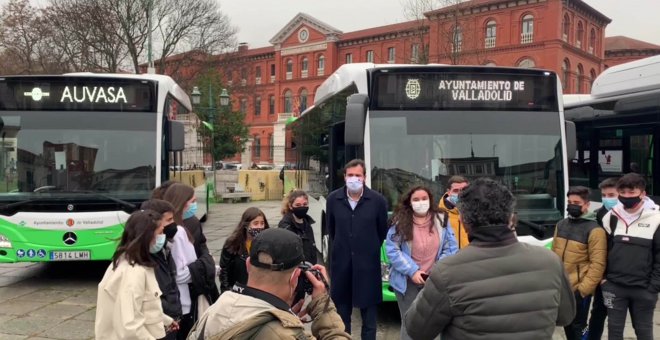 Presentación de los nuevos autobuses de Auvasa ante la iglesia de San Pablo