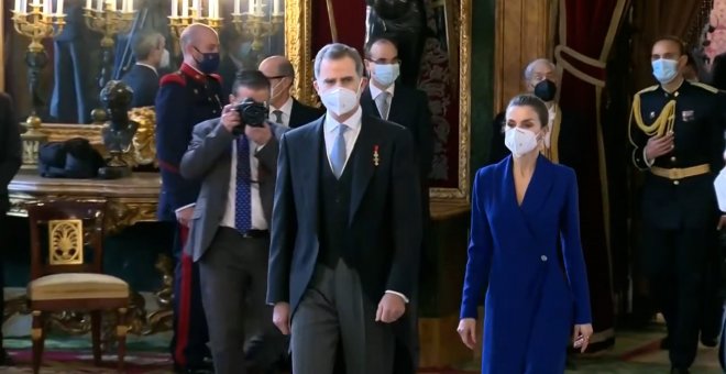 La Reina Letizia recupera su vestido azul klein estilo esmoquin