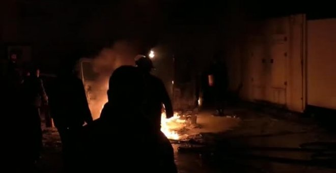Los manifestantes prenden fuego a un edificio gubernamental en Trípoli