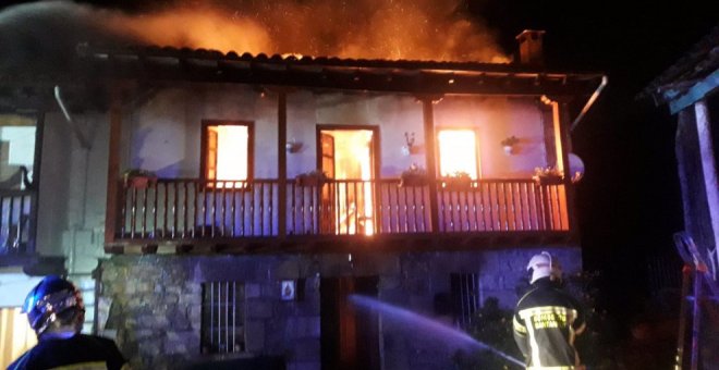 Un incendio calcina una casa en Santa María de Cayón