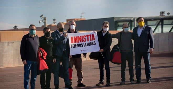 Los presos del 'procés' salen de la cárcel pidiendo la amnistía el primer día de campaña del 14F