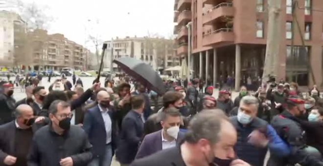 Un grupo antifascista recibe en Girona a Abascal y a Garriga