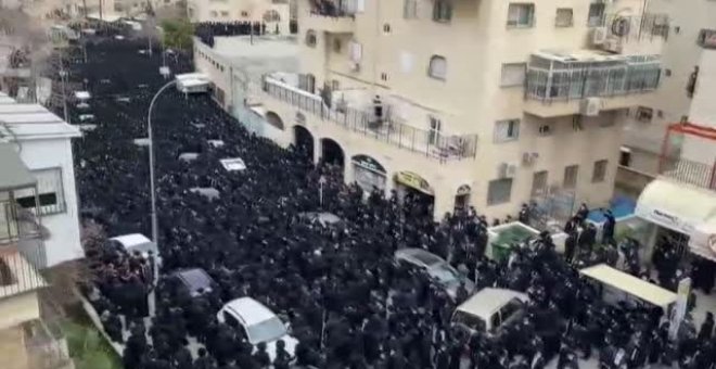 Miles de ultraortodoxos infringen el confinamiento en Israel para asistir al funeral de un rabino