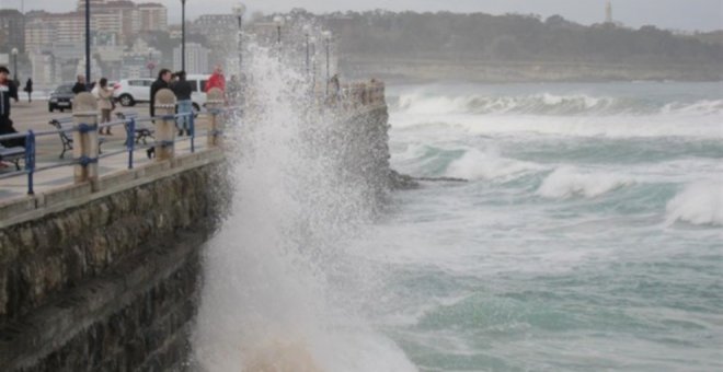 Las olas superan los 9 metros en Santander en una jornada en la que Cantabria está en aviso naranja por costeros