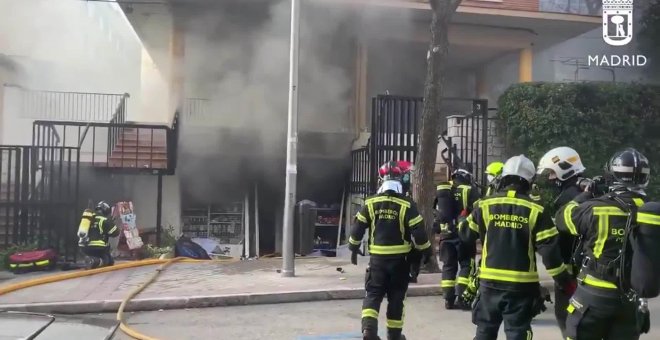 Tres heridos leves por el aparatoso incendio de un bazar en Chamartín