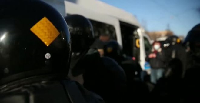 Una veintena de detenidos por concentrarse junto al Juzgado donde hoy se celebra el juicio contra Navalni