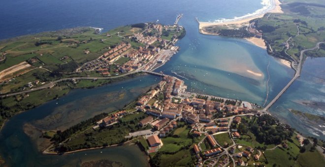 Obras Públicas mediará con Costas para un paseo peatonal hasta la playa de San Vicente de la Barquera