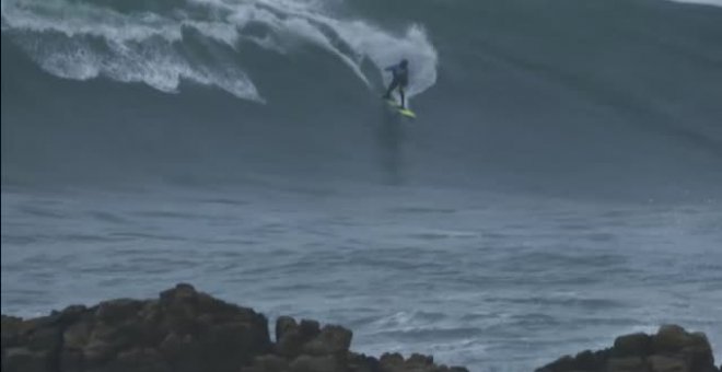 Surfeando olas gigantes en Ribadeo