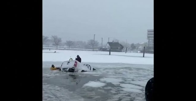 Rescatan a dos personas atrapadas en un lago helado