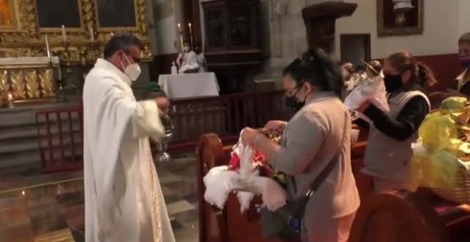 Figuras del niño Jesús con mascarilla llenan las iglesias mexicanas