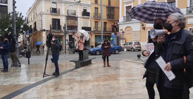 Concentración de hosteleros en Badajoz en rechazo al cierre de sus locales