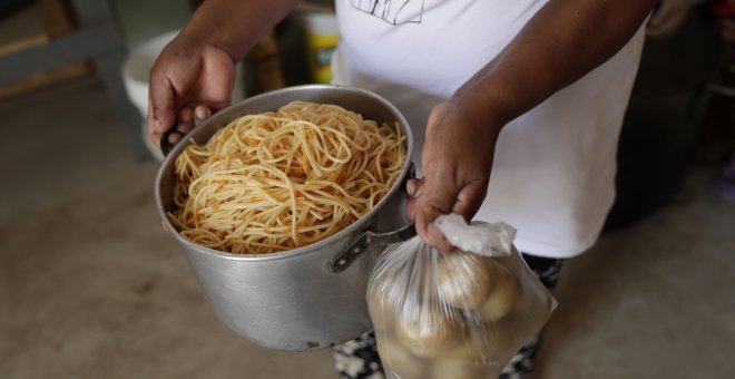 Sobrevivir con una ración diaria: un nuevo confinamiento en Perú agrava la situación límite de los más pobres