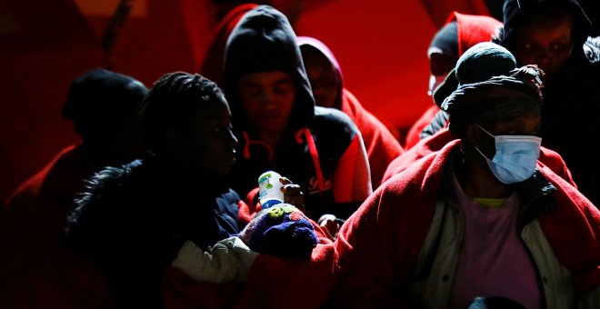 El Gobierno autoriza el traslado de 1.000 migrantes en situación de vulnerabilidad a la Península