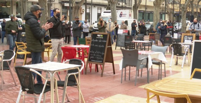 Hosteleros de Xàtiva protestan por el cierre con una terraza vacía