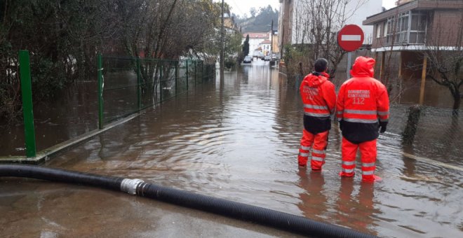 Inundadas calles en Colindres, Unquera, Astillero y Cartes debido a la fuerte lluvia