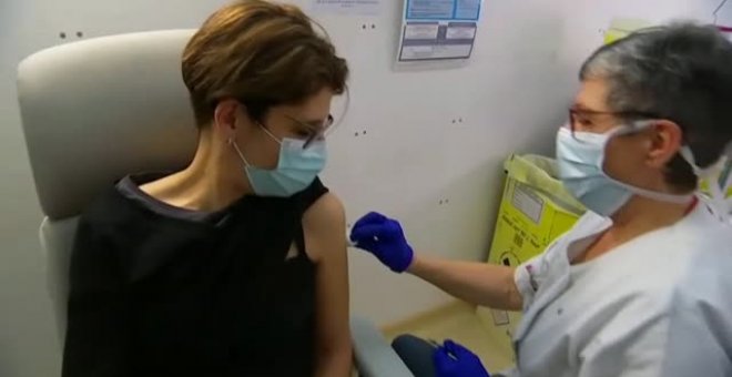Francia comienza a administrar a los sanitarios la vacuna de AstraZeneca contra la COVID-19