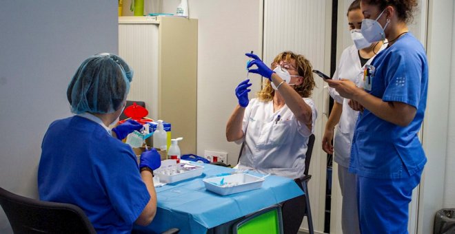Bajan los contagios en España, que avanza en la inmunización con una nueva vacuna