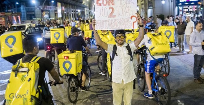 Un repartidor (con una mochila de Glovo) fallece al chocar frontalmente con un camión