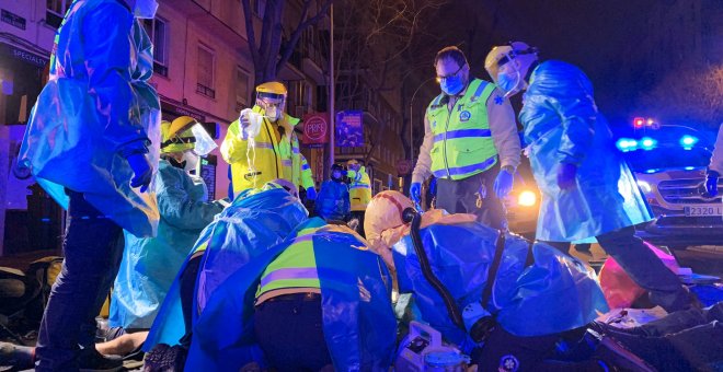 Muere un motorista con una mochila de Glovo tras chocar contra un camión de la basura en Madrid