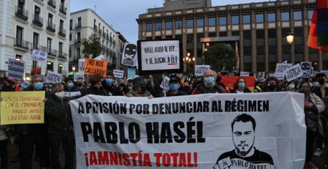 Centenares de representantes culturales, encabezados por Almodóvar, Serrat y Bardem, piden la libertad para Pablo Hasél