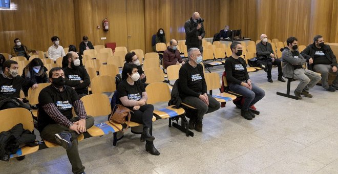 Condenan a pagar una multa de 180 euros a ocho de los nueve activistas que ocuparon la Casa Cornide