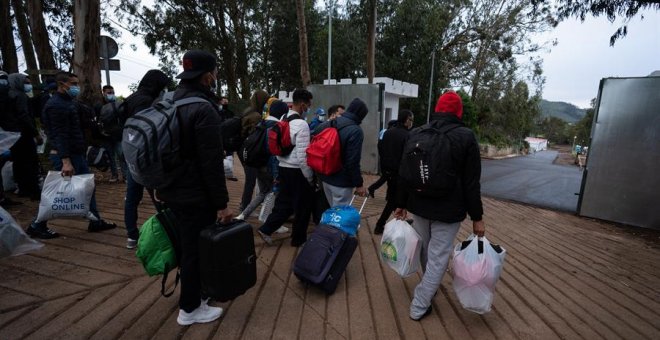 La sociedad suple las carencias de los campamentos de migrantes en Canarias