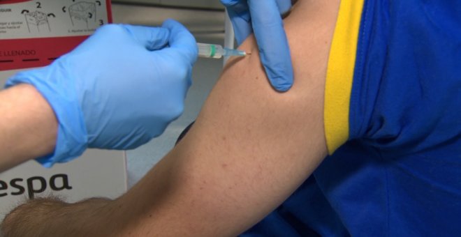 Menores de 55 años contagiados de Covid esperarán 6 meses para recibir vacuna