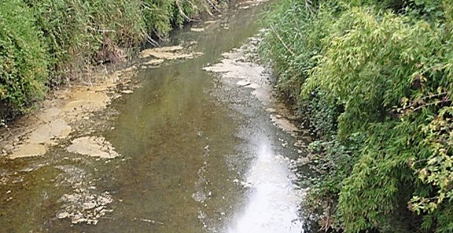 Denuncian ante el Ayuntamiento de Castro un delito ecológico y medioambiental por el vertido de aguas residuales en el río Brazomar