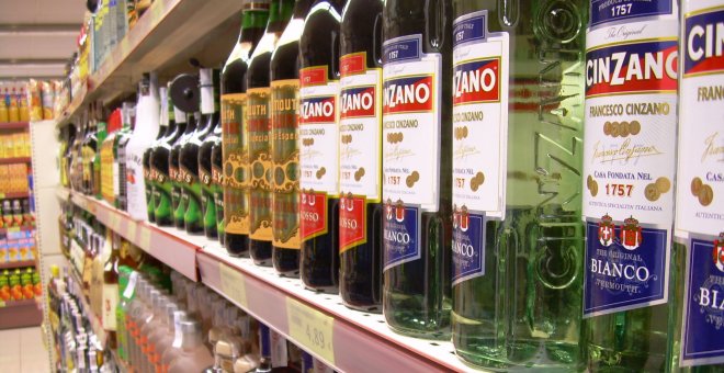 Andalucía prohíbe vender alcohol desde las 18.00 h para evitar el consumo en la calle