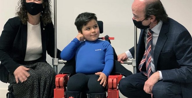 Una científica española diseña el primer exoesqueleto biónico para niños