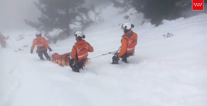Bomberos rescatan a esquiadora en El Nevero