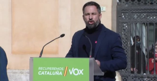 Abascal se acerca a los manifestantes independentistas en el mitin de Vox en Tortosa