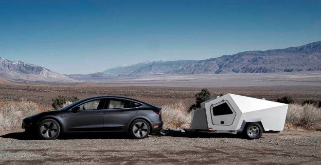 Polydrop diseña la primera caravana para coches eléctricos, con batería y paneles solares