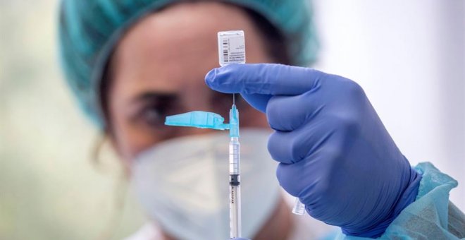Cuidadores no profesionales de personas dependientes luchan para que les incluyan en el plan prioritario de vacunación