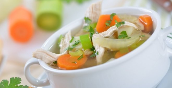 Pato confinado - Receta de sopa de pollo con zanahorias y champiñones