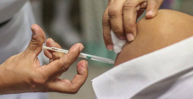 "Muchos sanitarios se tuvieron que coger la baja tras ponerse la última dosis de la vacuna"