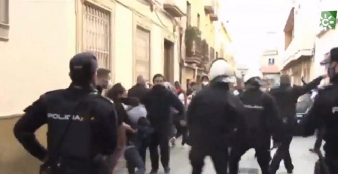 "Qué barbaridad": las duras imágenes de las cargas policial en Linares por las protestas contra la agresión de dos agentes a un hombre y su hija