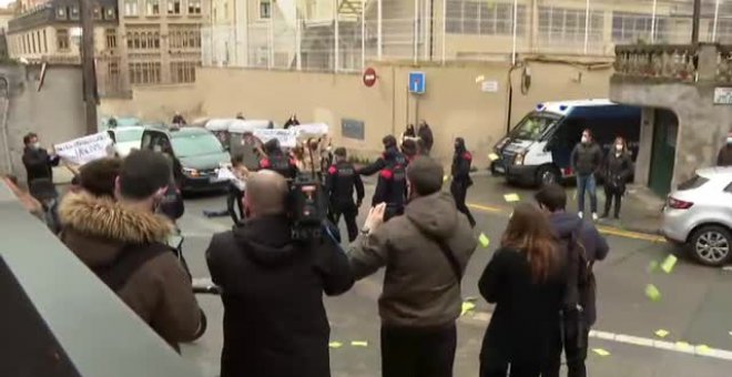 Activistas de Femen irrumpen en topless frente al colegio electoral donde vota Garriga