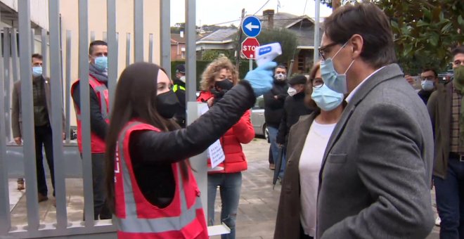 Salvador Illa llega al colegio electoral para ejercer su derecho a voto