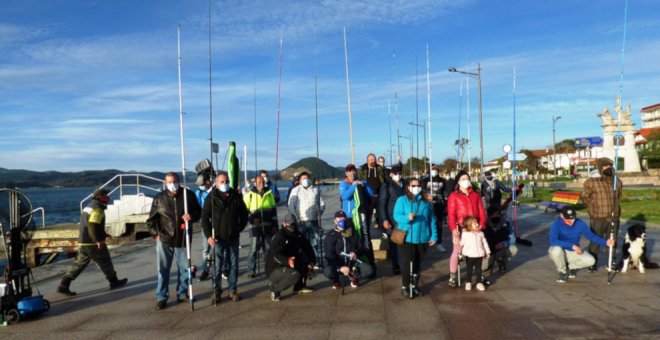 Los pescadores deportivos protestan contra el Ayuntamiento de Santoña por delimitar esta actividad con "una normativa ilegal"