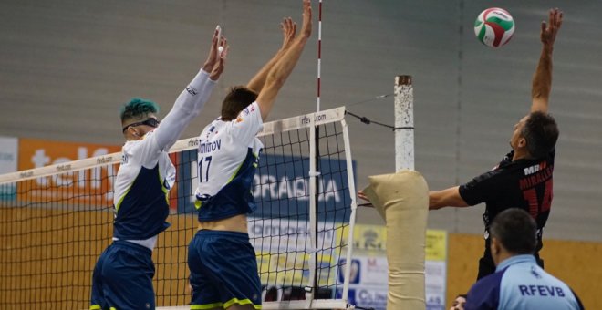 El Voley Textil Santanderina logra un gran triunfo en Almoradí