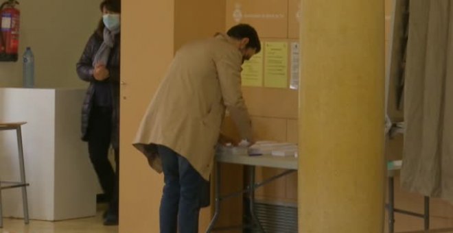 Roger Torrent vota en Sarriá de Ter y lanza un mensaje de "agradecimiento" a los miembros de las mesas electorales
