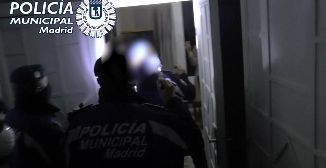 Desalojado un restaurante con 16 personas escondidas que celebraban una fiesta ilegal