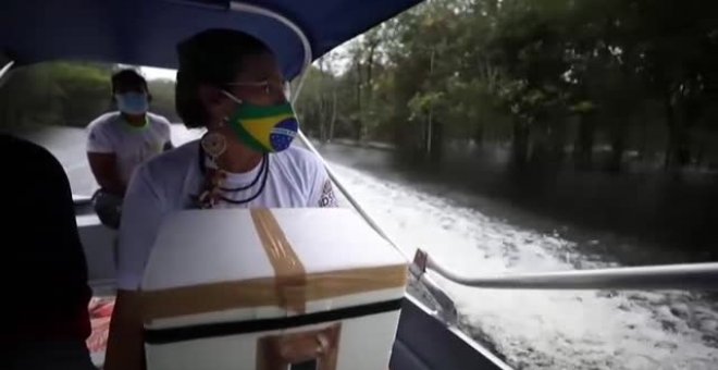 La vacuna llega en barca a los indígenas del Amazonas.