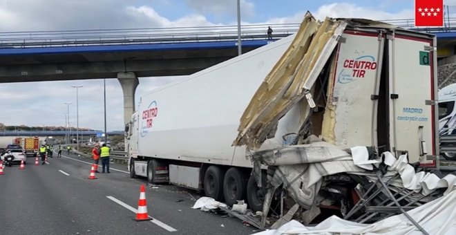 Un herido tras el choque de dos camiones en la M-50