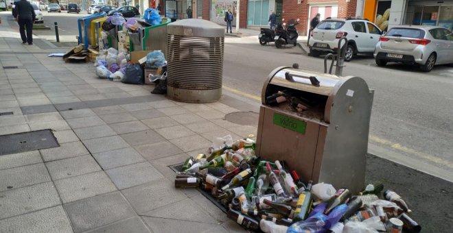 La basura 'llena' las calles de Santander